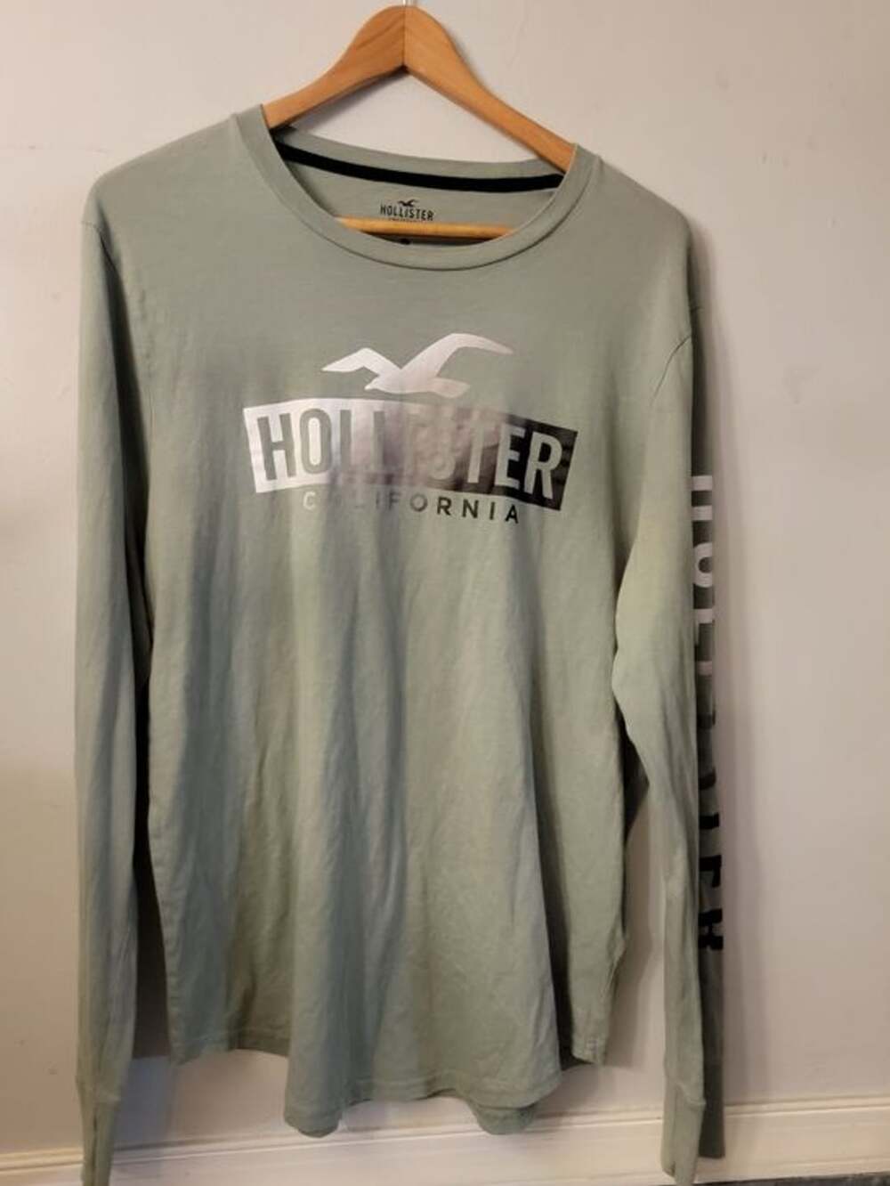 Hollister Men's Long-Sleeve Logo Tee in Sage Green Sz L